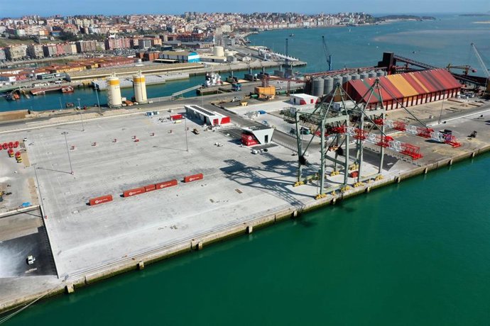 Archivo - Terminal de contenedores de Boluda en el Puerto de Santander