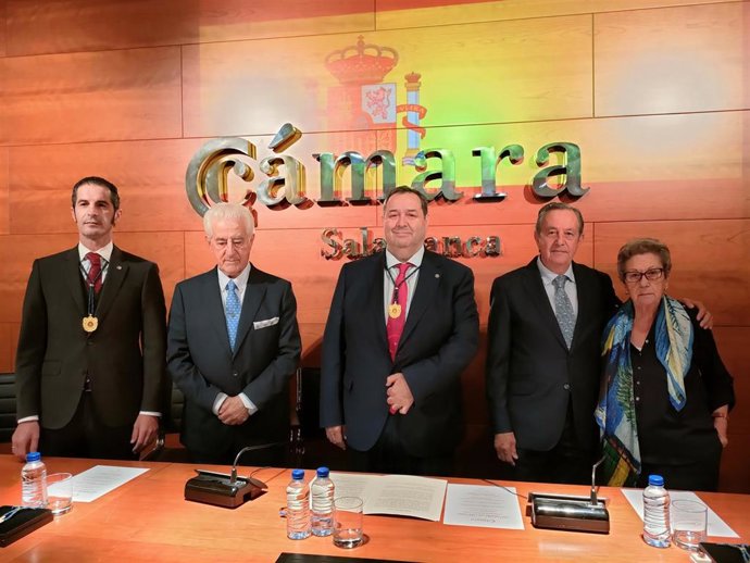Acto en la Cámara de Comercio con la presencia de Emilio Checa, Santiago Martín, Benjamín Crespo, Pedro Gutiérrez Moya y familiar de Julio Robles, de izquierda a derecha