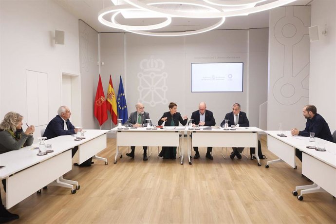 La presidenta de Navarra, María Chivite, ha presidido la reunión con la Asociación de Vecinos de Erripagaña, junto a los consejeros de Educación, Salud y Cohesión Territorial