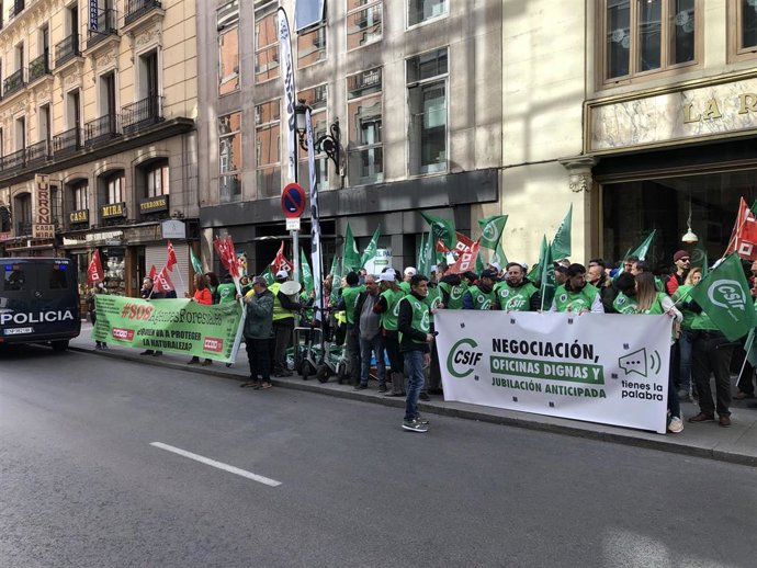 Archivo - Concentración de agentes forestales frente a la Consejería de Presidencia, Justicia e Interior de la Comunidad de Madrid convocados por CSIF y CCOO.
