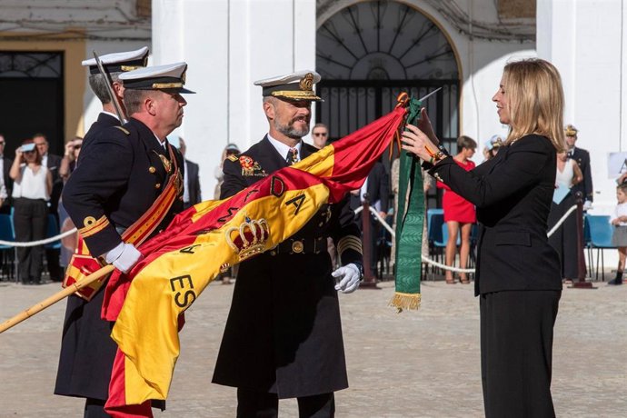 La presidenta de la Diputación de Cádiz, Almudena Martínez, impone la Corbata de Bandera a la Escuela de Suboficiales de la Armada