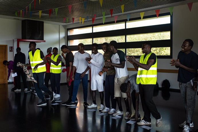 Varios migrantes procedentes de Canarias hacen deporte en la Casa de Cultura de Dorrón, a 17 de noviembre de 2023, en Sanxenxo, Pontevedra, Galicia (España). 