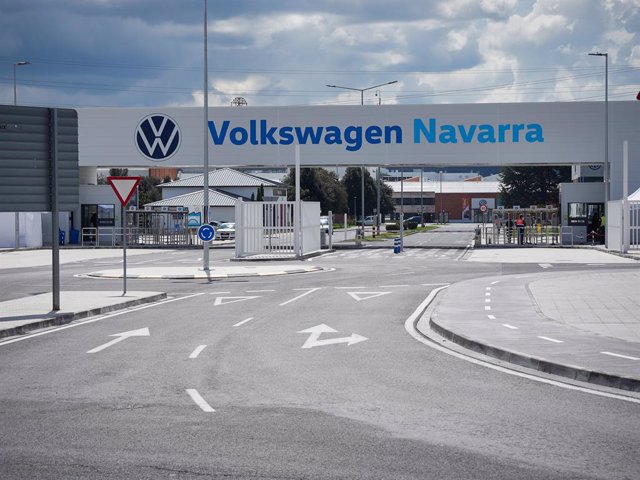 Archivo - Vista de la puerta principal de la fábrica de Volkswagen Navara.