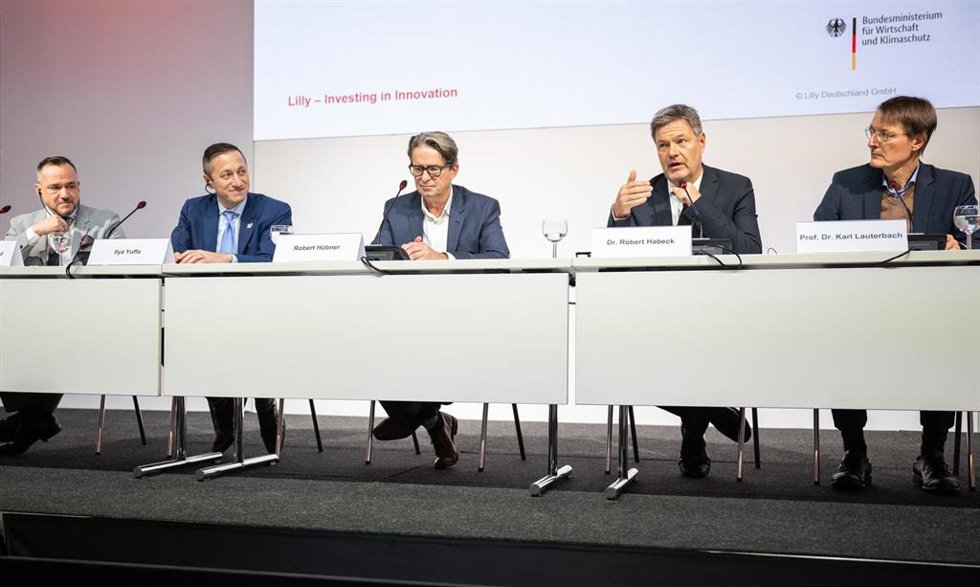 17 November 2023, Berlin: (L-R) Executive Vice President Eli Lilly and company Edgardo Hernandez, Executive Vice President Eli Lilly and company and President Lilly International Ilya Yuffa, Moderator Robert Huebner, German Minister of Economics and Cli