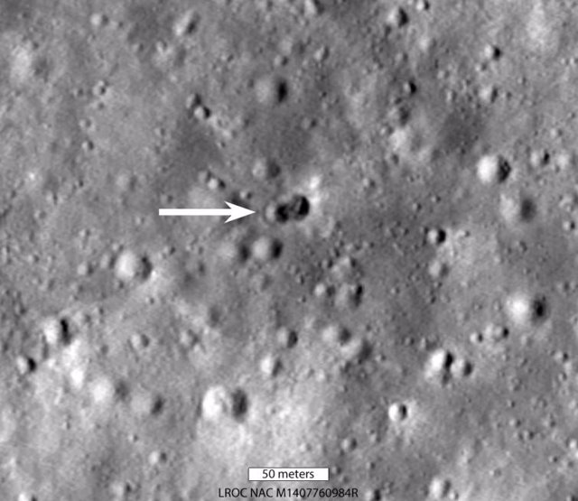 El Lunar Reconnaissance Orbiter de la NASA tomó esta imagen del doble cráter dejado por la etapa errante del cohete cuando se estrelló contra la superficie de la luna cerca del cráter Hertzsprung.