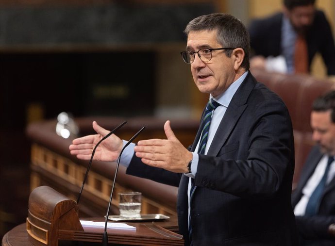 El portavoz del PSOE en el Congreso, Patxi López, interviene durante la segunda sesión del debate de investidura de Pedro Sánchez como presidente de Gobierno.