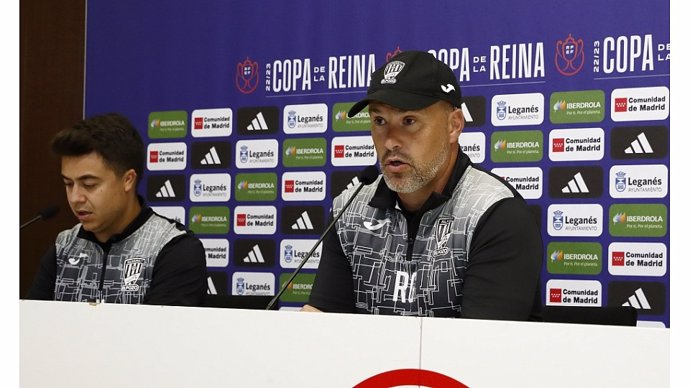 Archivo - El entrenador del Alhama CF El Pozo, Juan Antonio 'Randri' García, en rueda de prensa