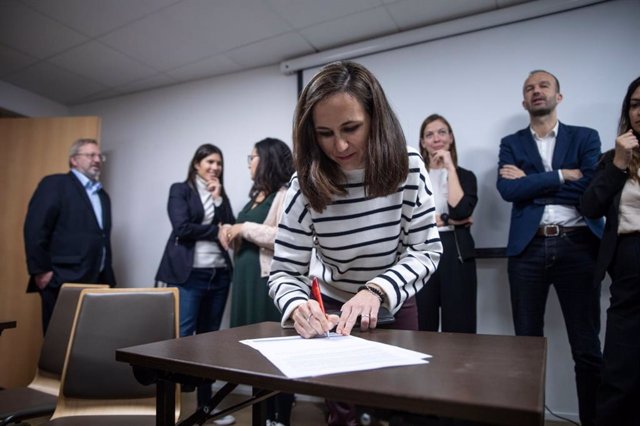 La secretaria general de Podemos, Ione Belarra, firma una declaración con partidos de izquierda de varios países comunitarios para estrechar alianzas de cara a las elecciones europeas.