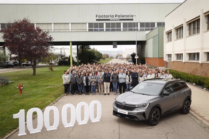 Empleados y el director  del Polo Industrial Iberia Vehículo y director de la Factoría de Palencia, José Martín Vega, posan con el Austral número 100.000