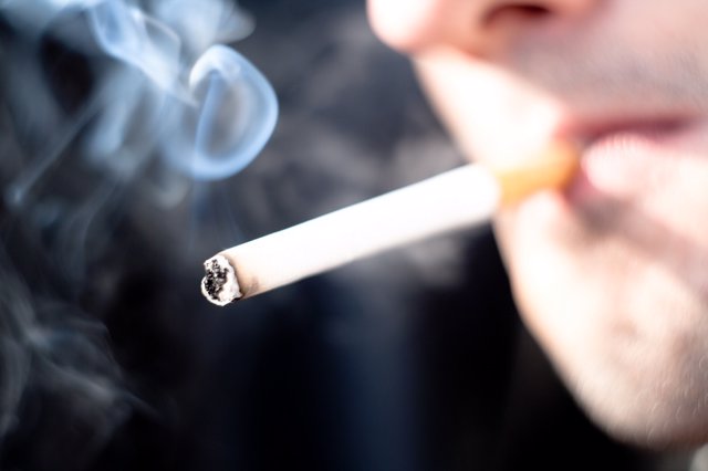 Archivo - Tabaco, fumar, cigarrillo, hombre fumando