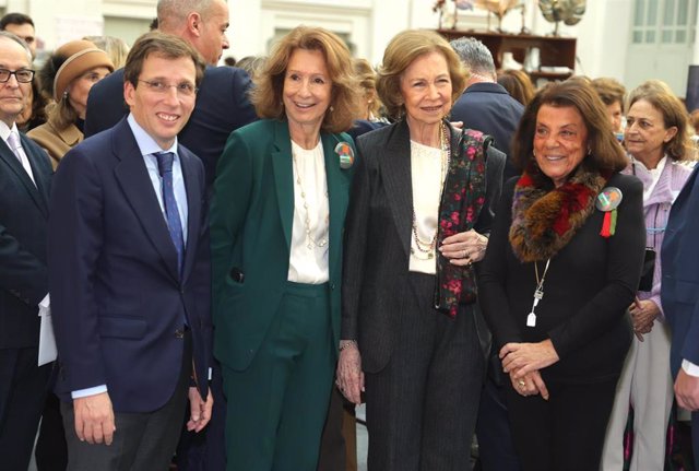 (I-D) El alcalde de Madrid, José Luis Martínez-Almeida, Pina Sánchez y la Reina Sofía durante la inauguración de 'El Rastrillo de Nuevo Futuro', a 17 de noviembre de 2023, en Madrid (España).