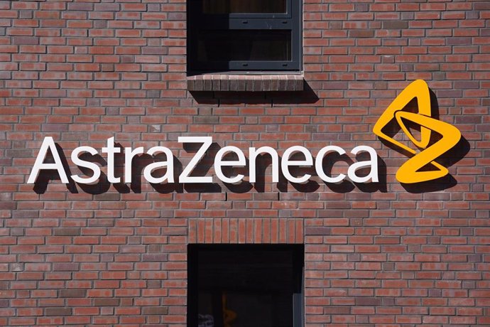 Archivo - FILED - 25 April 2022, Hamburg: A view of the corporate logo of the pharmaceutical company Astrazeneca at its new headquarters in Hamburg.