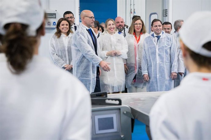 La presidenta de la Junta, María Guardiola, junto a otras autoridades en la inauguración de las nuevas instalaciones de Carnicería Patricio Pérez en La Haba