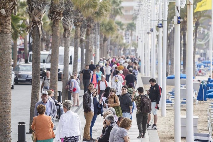Archivo - El paseo marítimo de Benidorm, Alicante, lleno de turistas