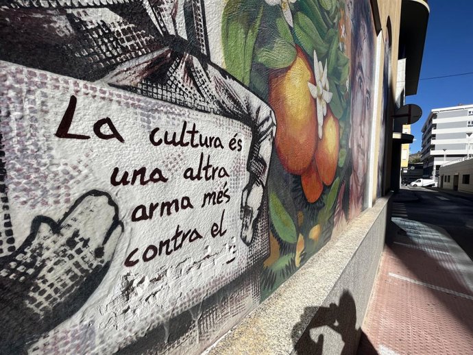Ataquen el mural en homenatge al poeta Poc Mollá picant la paret per a eliminar la paraula feixisme