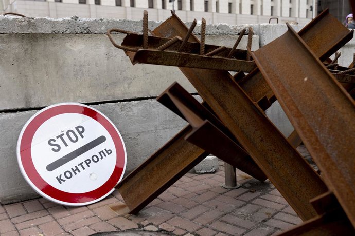 Archivo - October 16, 2023, Kyiv, Ukraine: A ''STOP'' road sign and anti-tank barricades used during the early stage of the Russian-Ukrainian War during the siege of Kyiv are seen on the side of the Independence Square in Kyiv.