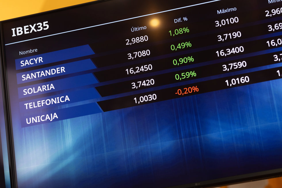 Un panel del Ibex 35 en el Palacio de la Bolsa, a 17 de noviembre
