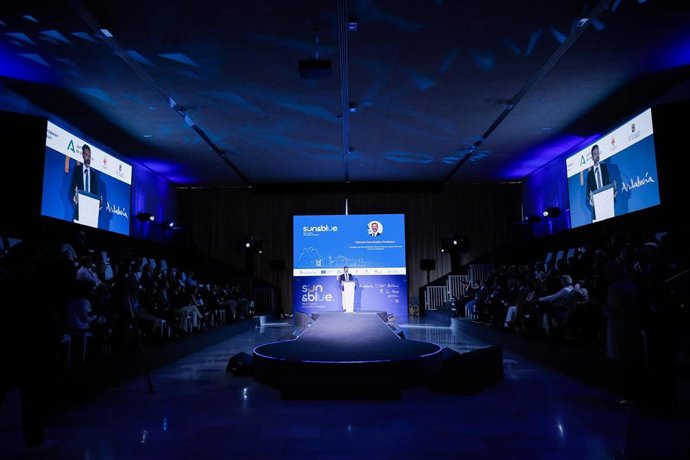 El consejero de Sostenibilidad, Medio Ambiente y Economía Azul, Ramón Fernández-Pacheco (c), durante la  clausura el congreso de Turismo Azul e Innovación 'Sun&Blue'