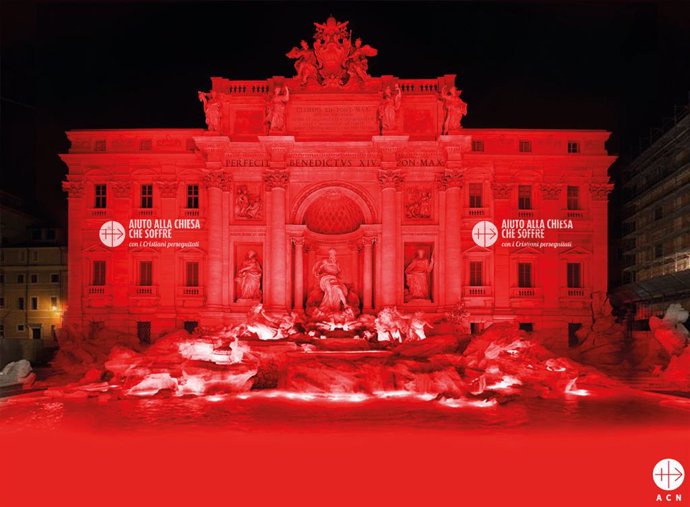 La Fontana di Trevi iluminada de rojo en una edición pasada de la RedWeek.
