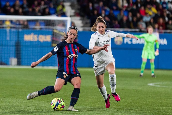 Archivo - Aitana Bonmati of Fc Barcelona Femenino in action against Olga Carmona of Real Madrid Femenino during the Liga F match between FC Barcelona and Real Madrid at Johan Cruyff Stadium on March 25, 2023 in Barcelona, Spain.