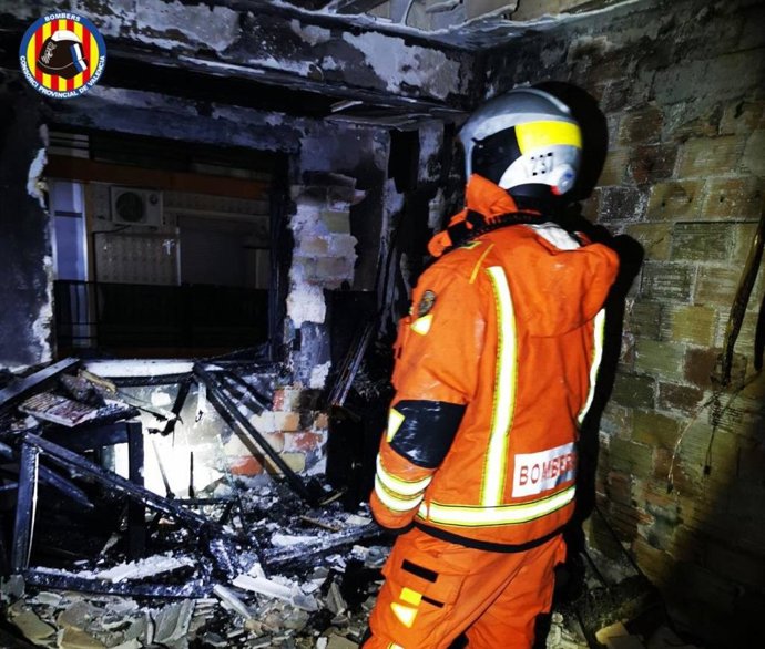 Archivo - Un bombero en un incendio en una vivienda, en una imagen de archivo
