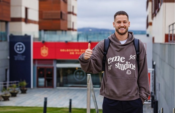El portero de la Real Sociedad Alex Remiro a su llegada a la concentración de la selección española