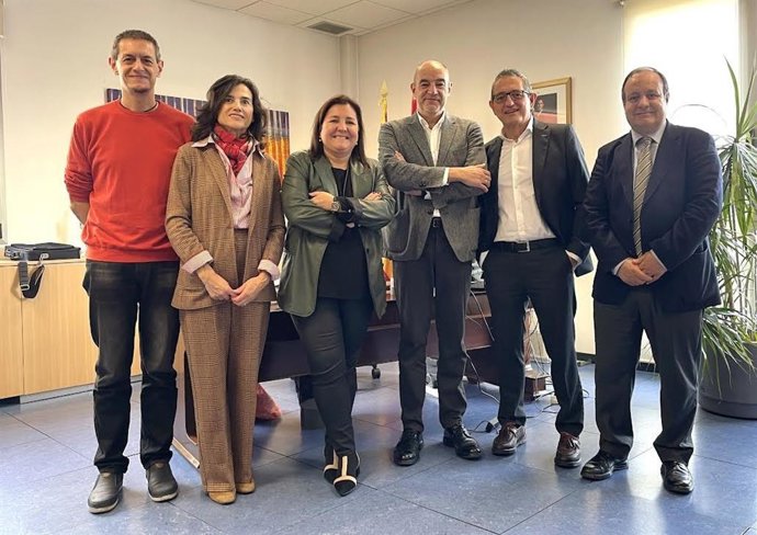 La directora gerente del INAEM, Ana López, y el Consejo de Cámaras de Comercio de Aragón.
