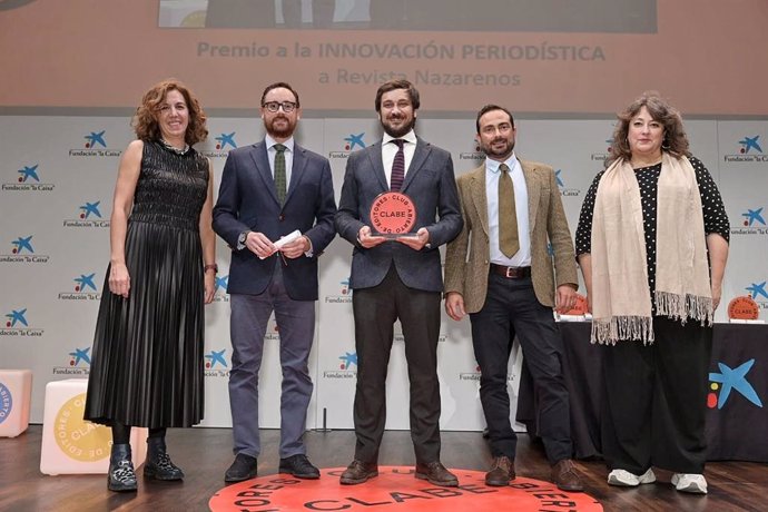 Los editores de la revista Nazarenos reciben el premio a la innovación periodística del Club Abierto de Editores.