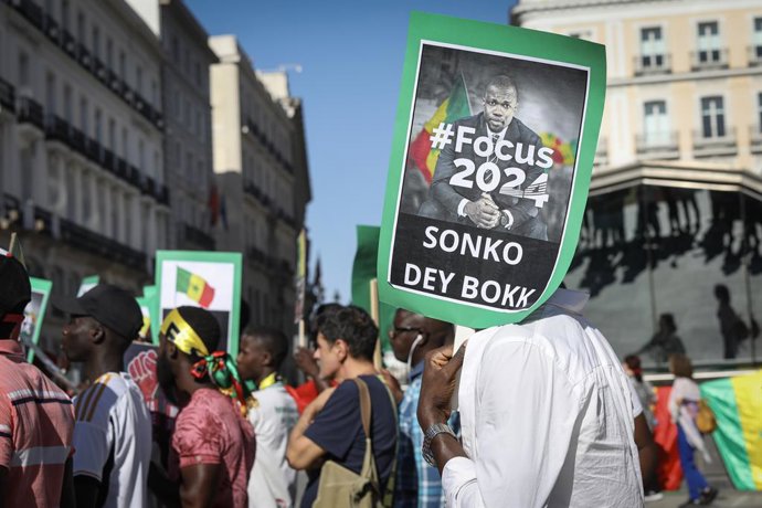 Archivo - August 5, 2023, Madrid, Spain: Demonstrators hold placards during the demonstration. Senegalese residents of Madrid demonstrate at Puerta del Sol against the illegal arrest of Ousmane Sonko in Senegal, opposition candidate for the presidency o