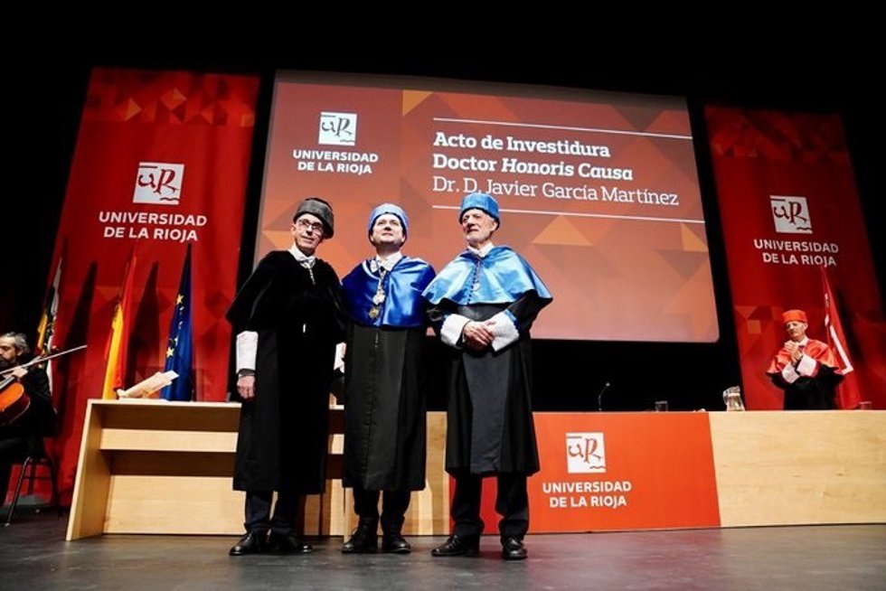 Nuevo doctor 'Honoris Causa' por la UR Javier García junto al rector Juan Carlos Ayala y Pedro CAmpos, autor de la laudatio