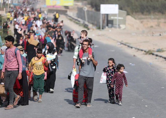 November 8, 2023, Gaza city, Gaza Strip, Palestinian Territory: Palestinians flee to the southern Gaza Strip on Salah al-Din Street in Bureij, Gaza Strip, on Wednesday, November 8, 2023
