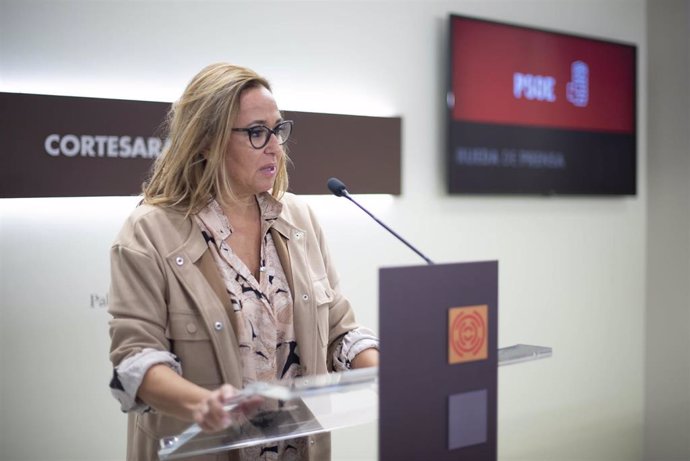 La portavoz socialista en las Cortes de Aragón, Mayte Pérez, en rueda de prensa.