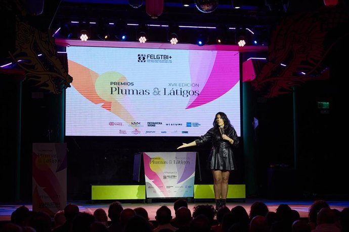 La artista 'La Prohibida', actúa durante la gala de los Premios Plumas y Látigos de FELGTBI+ 2023, en Uñas Chung Lee, a 17 de noviembre de 2023, en Madrid (España). La Federación Estatal de Lesbianas, Gais, Trans, Bisexuales, Intersexuales y más (FELGTB