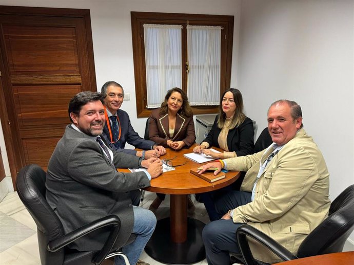 Reunión del Gobierno municipal de Lora del Río y la consejera de Agricultura, Pesca, Agua y Desarrollo Rural, Carmen Crespo