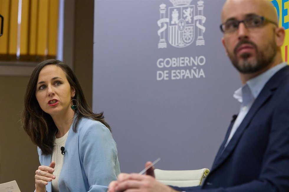 Archivo - La ministra de Derechos Sociales, Ione Belarra, y el secretario de Estado, Nacho Álvarez, durante el acto de rendición de cuentas en el Ministerio a 23 de marzo de 2023, en Madrid (España).