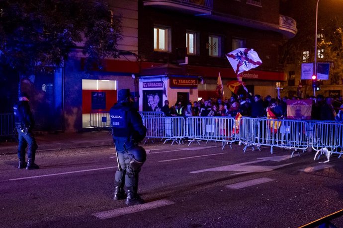 Decenas de personas durante una manifestación contra la amnistía frente a la sede del PSOE en Ferraz, a 15 de noviembre de 2023, en Madrid (España). Miles de personas se han concentrado frente a la sede del PSOE en Ferraz por decimotercera jornada conse