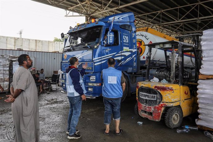 Dos camiones con combustible entran por el paso de Rafá para permitir la reanudación de las labores humanitarias