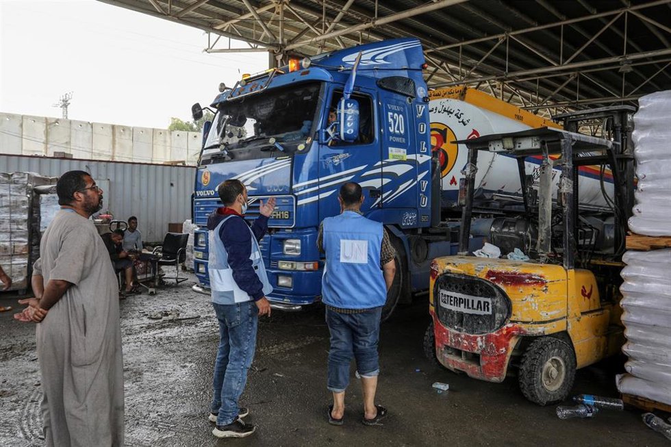 Dos camiones con combustible entran por el paso de Rafá para permitir la reanudación de las labores humanitarias
