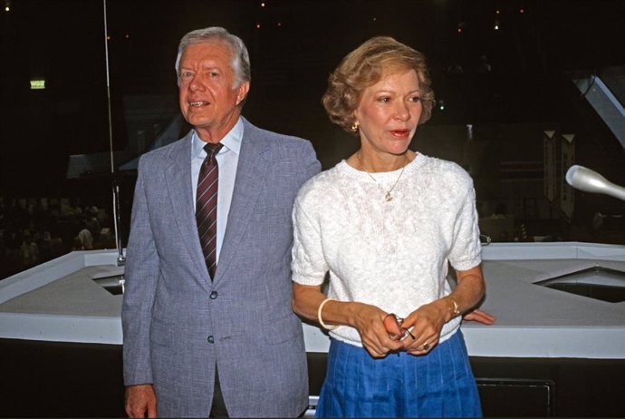 Archivo - July 18, 1988, Atlanta, Georgia, USA: Former United States President Jimmy Carter, left, and former first lady Rosalynn Carter, right, visit the Omni Coliseum in Atlanta, Georgia, the site of the 1988 Democratic National Convention, prior to t