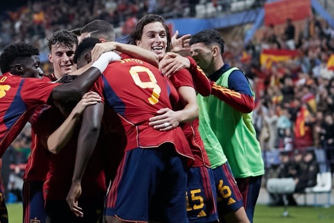 Samu Omorodion celebra un gol de la selección española sub-21.