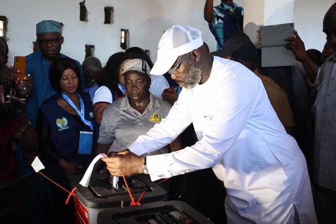 Archivo - MONROVIA, Oct. 10, 2023  -- Liberian President George Weah casts his vote at a polling station in Monrovia, Liberia, Oct. 10, 2023. Liberia's presidential and parliamentary elections kicked off on Tuesday as voters went to the polls to elect t
