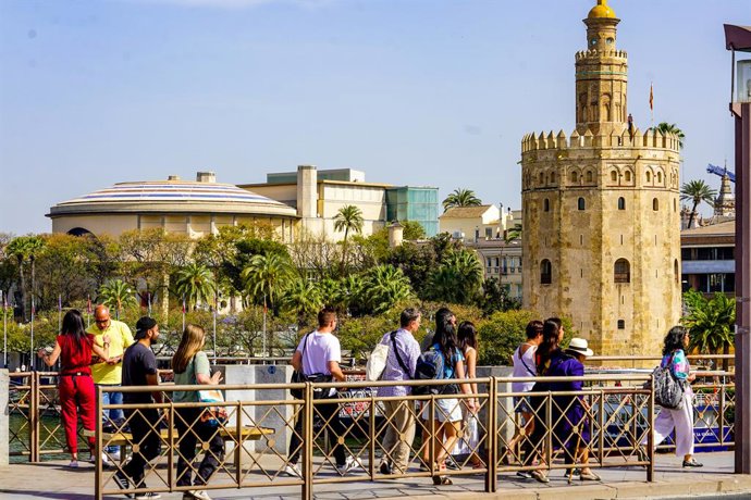 Archivo - Trasuntes por el Puente de San Telmo  en un día donde continúa el tiempo seco y soleado a 10 de abril del 2023 en Sevilla. Andalucía. La comunidad andaluza continúa la semana con tiempo seco y soleado, y se mantendrán las altas temperaturas a 