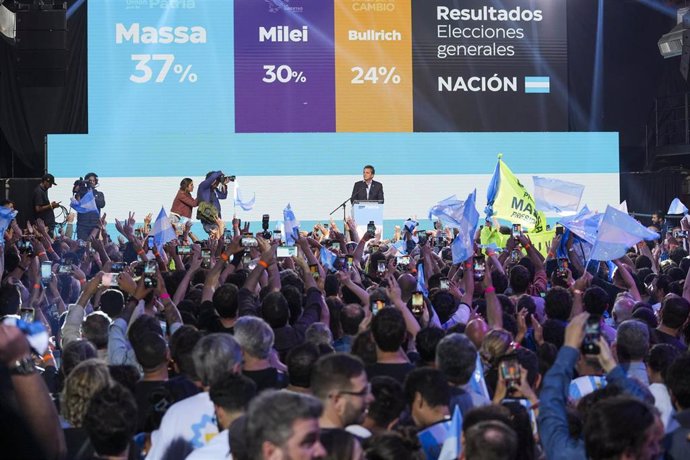 EL candidato oficialista argentino, Sergio Massa, comparece tras lograr la victoria en la primera vuelta de las elecciones presidenciales