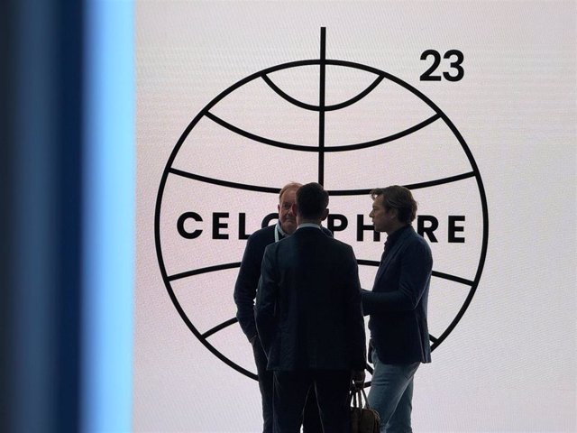 Tres personas delante del logo de Celosphere 2023, evento de Celonis