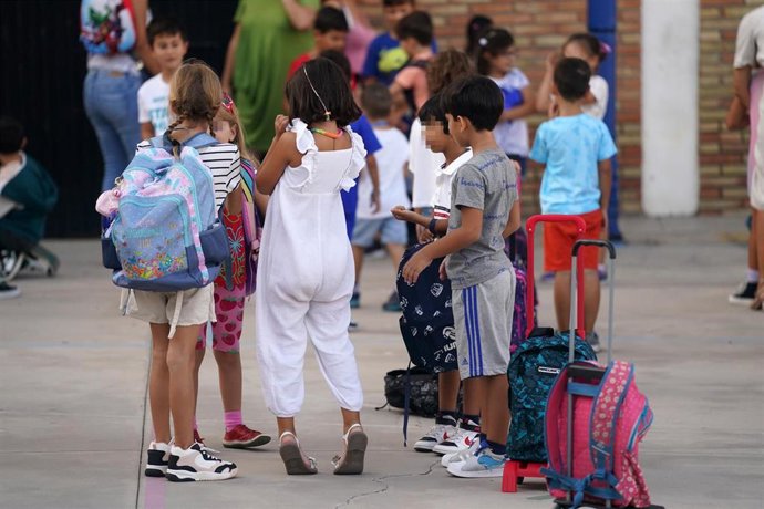 Archivo - Alumnos se incorporan a su primer día de colegio para el inicio del nuevo curso escolar 2023/24 en Málaga. (Foto de archivo).