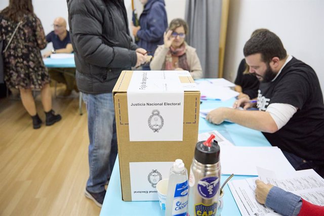 Una persona ejerce su derecho a voto, en el Colegio Mayor Argentino de Madrid, a 22 de octubre de 2023, en Madrid (España). Hoy, 22 de octubre, Argentina elige a su próximo presidente. Tras las elecciones primarias celebradas en agosto, el ultraderechista