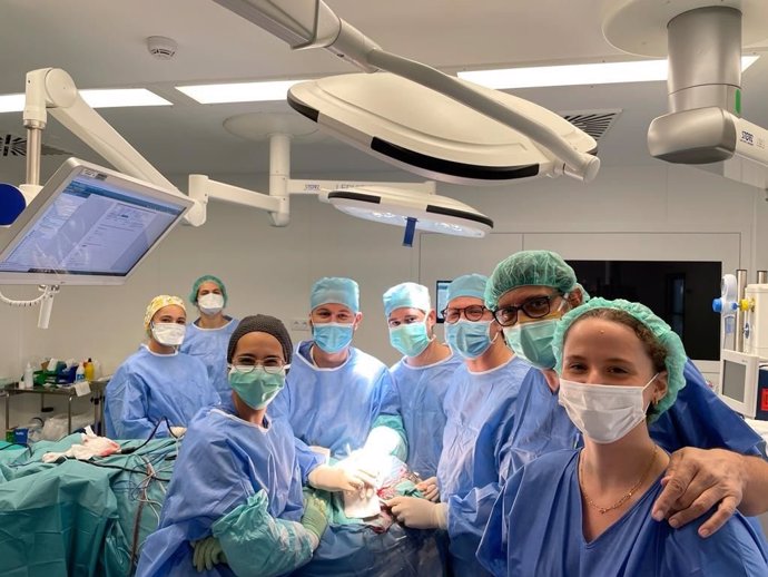 El doctor José Luis Gutiérrez con parte de su equipo de la Unidad de Gestión Clínica de Cirugía Oral y Maxilofacial del Hospital Universitario Virgen del Rocío de Sevilla.