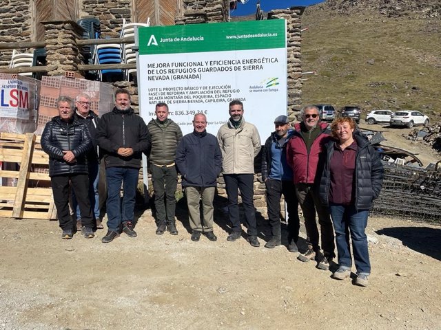 El consejero de Sostenibilidad, Medio Ambiente y Economía Azul, Ramón Fernández Pacheco, ha comprobado la evolución de las obras de mejora funcional y eficiencia energética en el Refugio de Poqueira, en el Espacio Natural de Sierra Nevada.