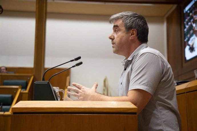 Archivo - El parlamentario de la coalición Mikel Otero