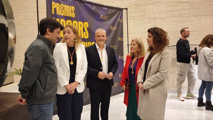 El portavoz de MÉS per Mallorca en el Consell, Jaume Alzamora, junto a otros miembros del partido, en la entrega de los Premios, Honores y Distinciones 2023 de la corporación insular